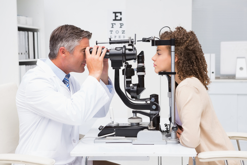 eye doctor giving eye exam